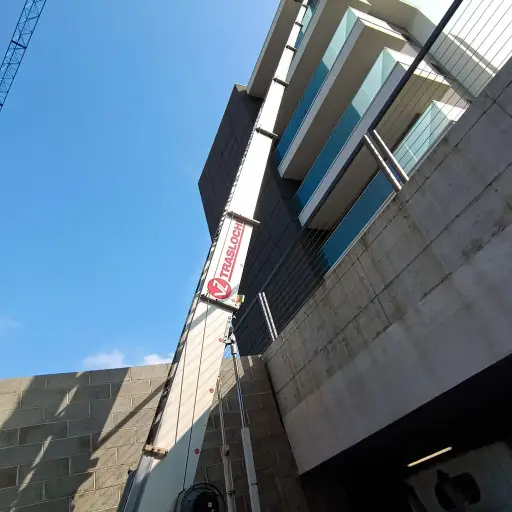 Trasloco con autoscala su balcone in vetro