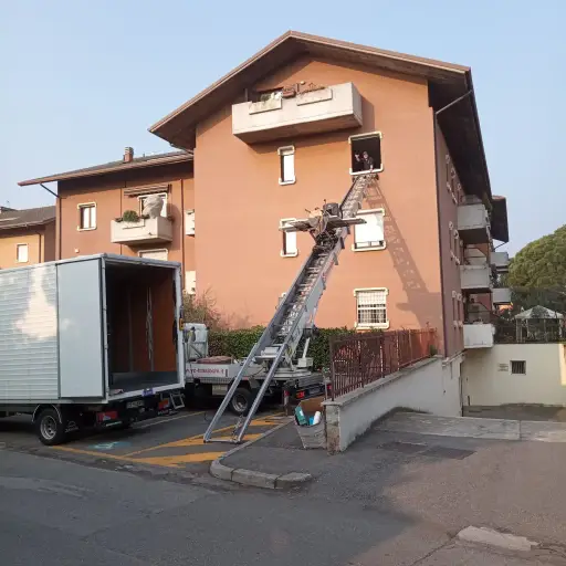 Trasloco con autoscala a un primo piano, usando la finestra