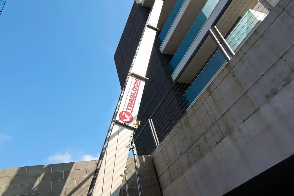 Trasloco con autoscala su balcone in vetro