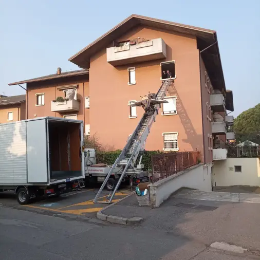 Trasloco con autoscala a un primo piano, usando la finestra